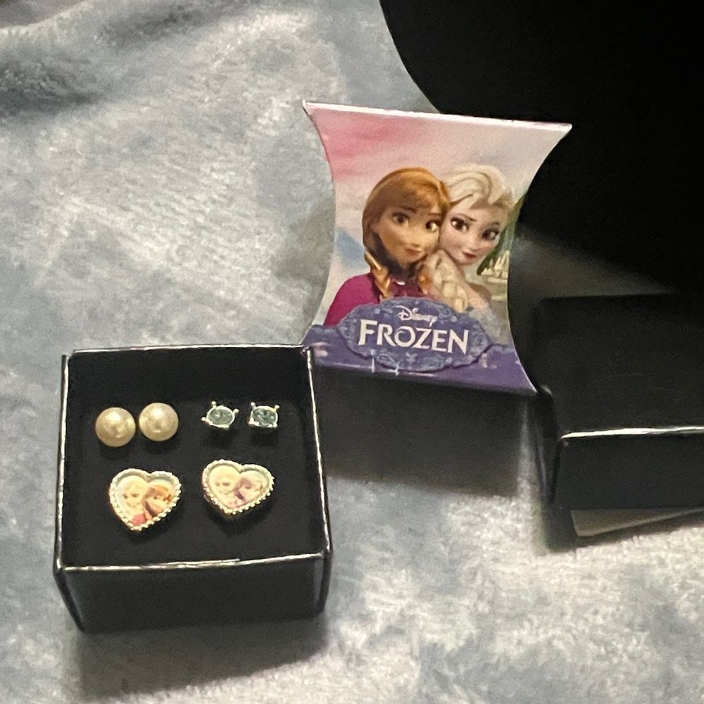 2015 Avon Disney Frozen Jewelry Set with Blue and White Accents